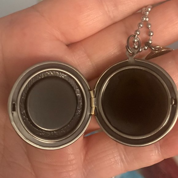 Cleveland Guardian Locket With Indians Script I - Picture 2 of 2